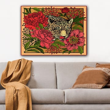 Lerretsbilde 70x100 cm - Leopard omgitt av fargerike blomster og grønne blader - Rød / Grønn / Beige - Interiør - Maleri & posters - Lerretsbilder