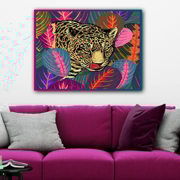 Lerretsbilde 70x100 cm - Leopard som sniker seg gjennom fargerike tropiske planter - Grønn / Rosa / Gul - Interiør - Maleri & posters - Lerretsbilder