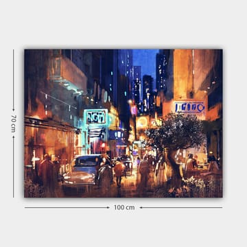 Lerretsbilde 70x100 cm - Livlig bybilde med biler og mennesker som beveger seg gjennom en nattlig gate, omgitt av neonskilt og høye bygninger - Mørk blå / Oransje / Grønn - Interiør - Maleri & posters - Lerretsbilder