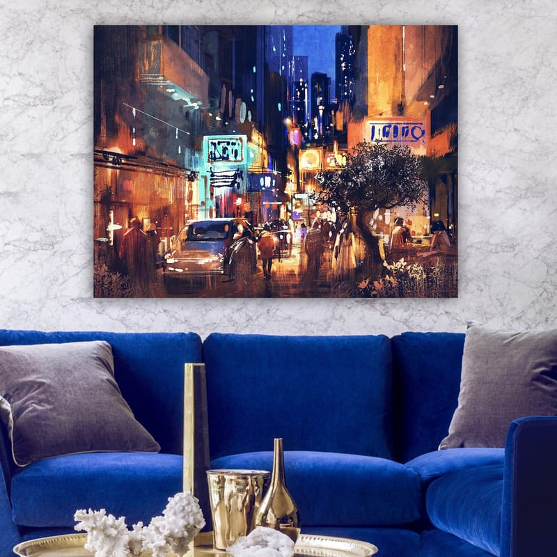 Lerretsbilde 70x100 cm - Livlig bybilde med biler og mennesker som beveger seg gjennom en nattlig gate, omgitt av neonskilt og høye bygninger - Mørk blå / Oransje / Grønn - Interiør - Maleri & posters - Lerretsbilder