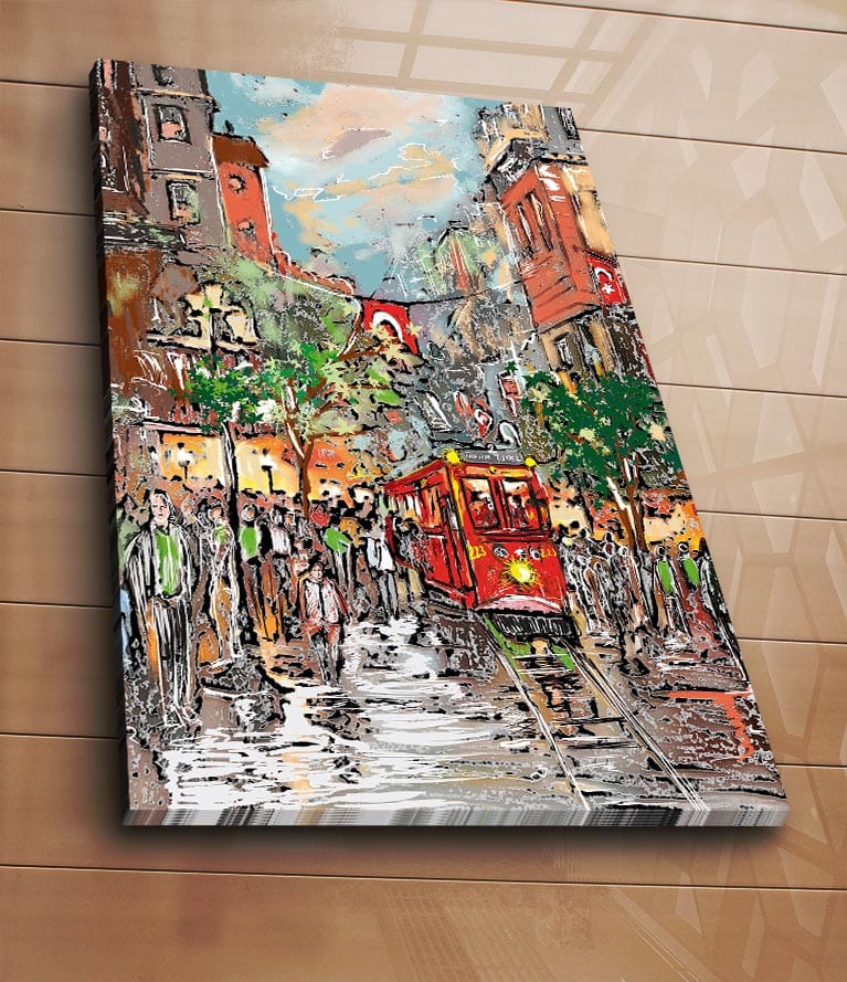 Lerretsbilde 70x100 cm - Livlig bybilde med en rød trikk som kjører gjennom en regnfull gate, omgitt av mennesker og trær - Rød / Grønn / Brun - Interiør - Maleri & posters - Lerretsbilder