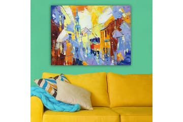 Lerretsbilde 70x100 cm - Livlig bybilde med en trikk som kjører gjennom en fargerik gate - Gul / Blå / Oransje - Interiør - Maleri & posters - Lerretsbilder