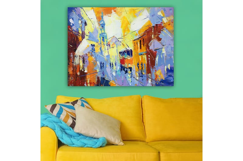 Lerretsbilde 70x100 cm - Livlig bybilde med en trikk som kjører gjennom en fargerik gate - Gul / Blå / Oransje - Interiør - Maleri & posters - Lerretsbilder