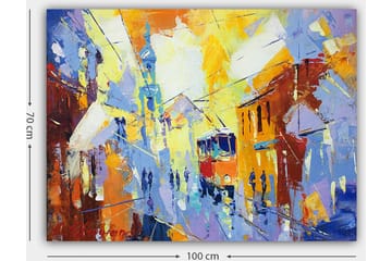 Lerretsbilde 70x100 cm - Livlig bybilde med en trikk som kjører gjennom en fargerik gate - Gul / Blå / Oransje - Interiør - Maleri & posters - Lerretsbilder