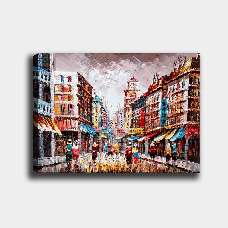 Lerretsbilde 70x100 cm - Livlig bybilde med fargerike bygninger og folk som går på en regnfull gate, Rød / Blå / Gul