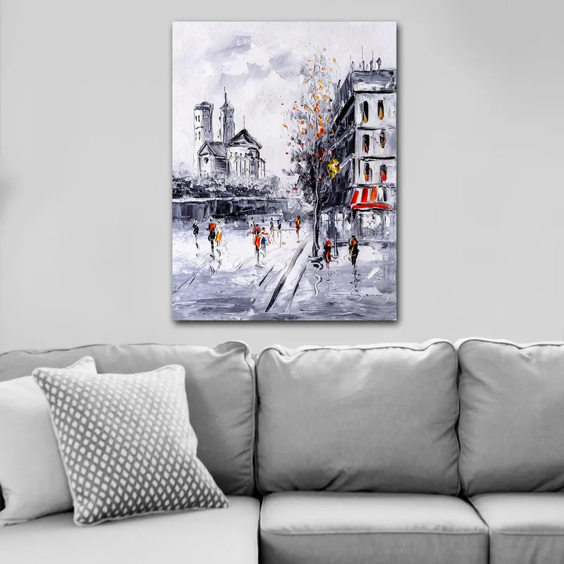 Lerretsbilde 70x100 cm - Livlig bybilde med folk som går foran en kirke og bygninger i et høstlig miljø - Grå / Oransje / Svart - Interiør - Maleri & posters - Lerretsbilder