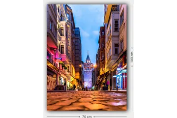 Lerretsbilde 70x100 cm - Livlig bybilde med Galatatårnet som hovedfokus i en smal gate - Blå / Oransje / Lilla - Interiør - Maleri & posters - Lerretsbilder