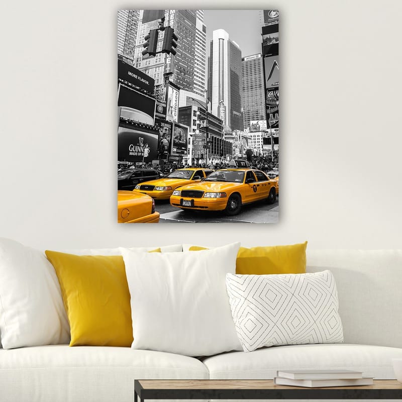 Lerretsbilde 70x100 cm - Livlig bybilde med gule drosjer som dominerer gaten i et urbant miljø - Gul / Svart - Interiør - Maleri & posters - Lerretsbilder