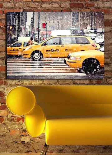 Lerretsbilde 70x100 cm - Livlig bybilde med gule drosjer som kjører gjennom snøfall i New York City - Gul / Svart - Interiør - Maleri & posters - Lerretsbilder