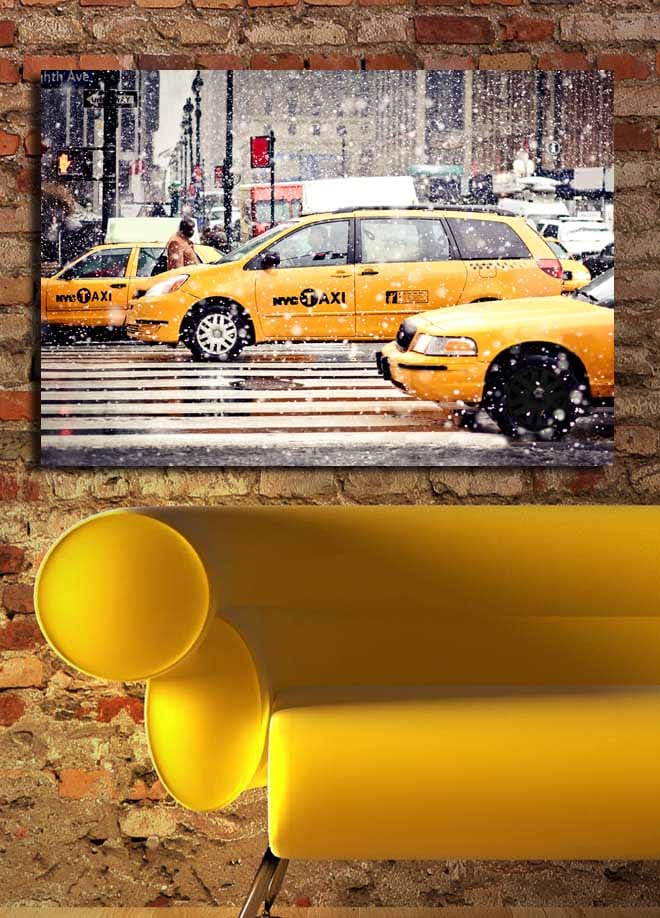 Lerretsbilde 70x100 cm - Livlig bybilde med gule drosjer som kjører gjennom snøfall i New York City - Gul / Svart - Interiør - Maleri & posters - Lerretsbilder