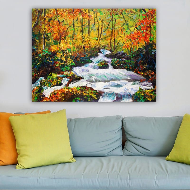 Lerretsbilde 70x100 cm - Livlig elv som renner gjennom et fargerikt høstskoglandskap - Oransje / Grønn / Hvit - Interiør - Maleri & posters - Lerretsbilder