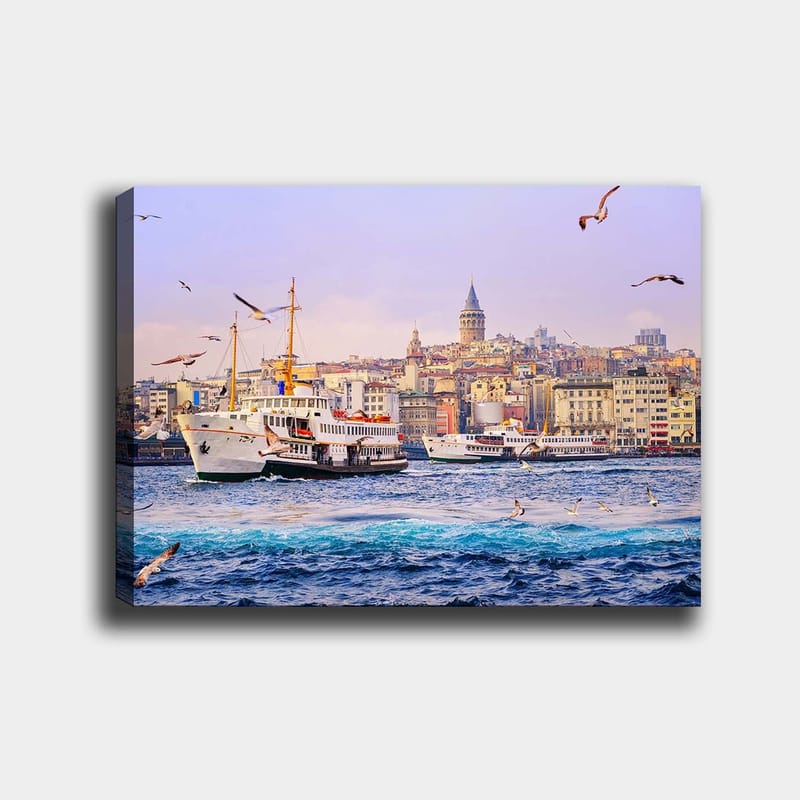 Lerretsbilde 70x100 cm - Livlig havnescene med båter og en bysilhuett i bakgrunnen, Blå / Hvit / Gul