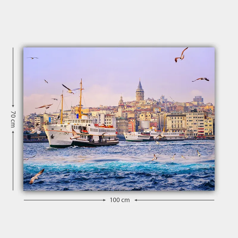 Lerretsbilde 70x100 cm - Livlig havnescene med båter og en bysilhuett i bakgrunnen - Blå / Hvit / Gul - Interiør - Maleri & posters - Lerretsbilder