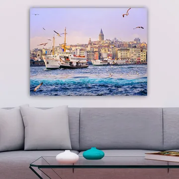 Lerretsbilde 70x100 cm - Livlig havnescene med båter og en bysilhuett i bakgrunnen - Blå / Hvit / Gul - Interiør - Maleri & posters - Lerretsbilder