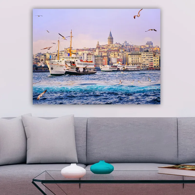 Lerretsbilde 70x100 cm - Livlig havnescene med båter og en bysilhuett i bakgrunnen - Blå / Hvit / Gul - Interiør - Maleri & posters - Lerretsbilder