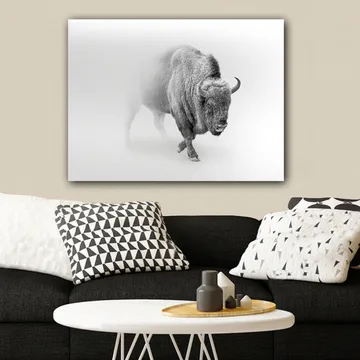Lerretsbilde 70x100 cm - Majestetisk bison som går gjennom tåke - Grå / Hvit - Interiør - Maleri & posters - Lerretsbilder
