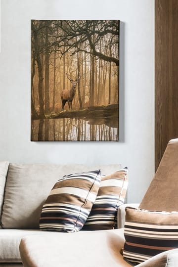 Lerretsbilde 70x100 cm - Majestetisk elg står ved en speilblank innsjø omgitt av tåkete skoger - Brun / Gull / Grønn - Interiør - Maleri & posters - Lerretsbilder