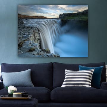 Lerretsbilde 70x100 cm - Majestetisk foss som renner over steiner i naturskjønne omgivelser - Blå / Grå / Hvit - Interiør - Maleri & posters - Lerretsbilder