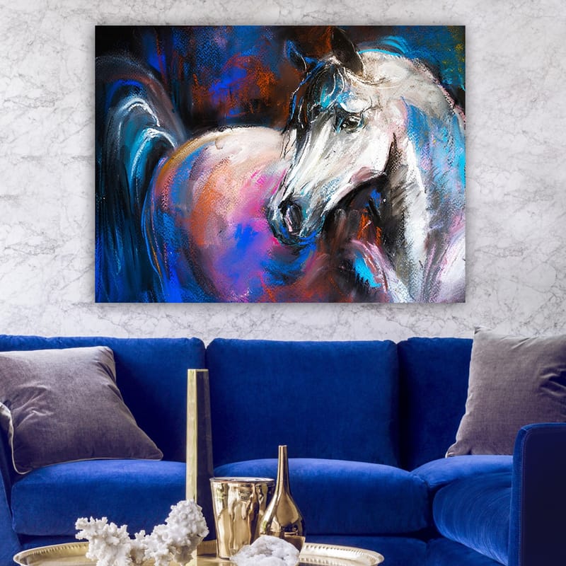 Lerretsbilde 70x100 cm - Majestetisk hvit hest med fargerike detaljer i bakgrunnen - Hvit / Blå / Rosa - Interiør - Maleri & posters - Lerretsbilder