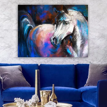 Lerretsbilde 70x100 cm - Majestetisk hvit hest med fargerike detaljer i bakgrunnen - Hvit / Blå / Rosa - Interiør - Maleri & posters - Lerretsbilder