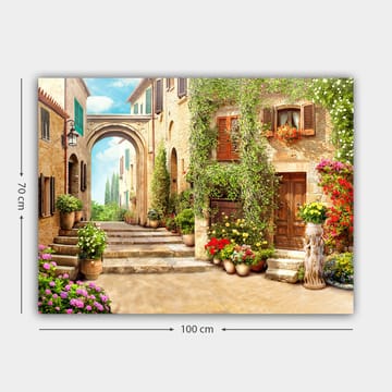 Lerretsbilde 70x100 cm - Malerisk gate med blomster og grøntområder i sjarmerende landsbymiljø - Grønn / Gul / Rosa - Interiør - Maleri & posters - Lerretsbilder