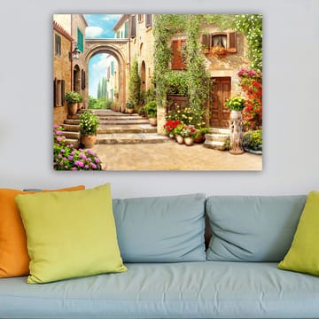 Lerretsbilde 70x100 cm - Malerisk gate med blomster og grøntområder i sjarmerende landsbymiljø - Grønn / Gul / Rosa - Interiør - Maleri & posters - Lerretsbilder