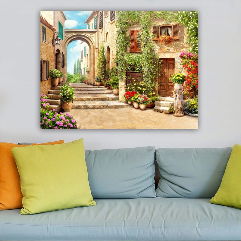 Lerretsbilde 70x100 cm - Malerisk gate med blomster og grøntområder i sjarmerende landsbymiljø - Grønn / Gul / Rosa - Interiør - Maleri & posters - Lerretsbilder