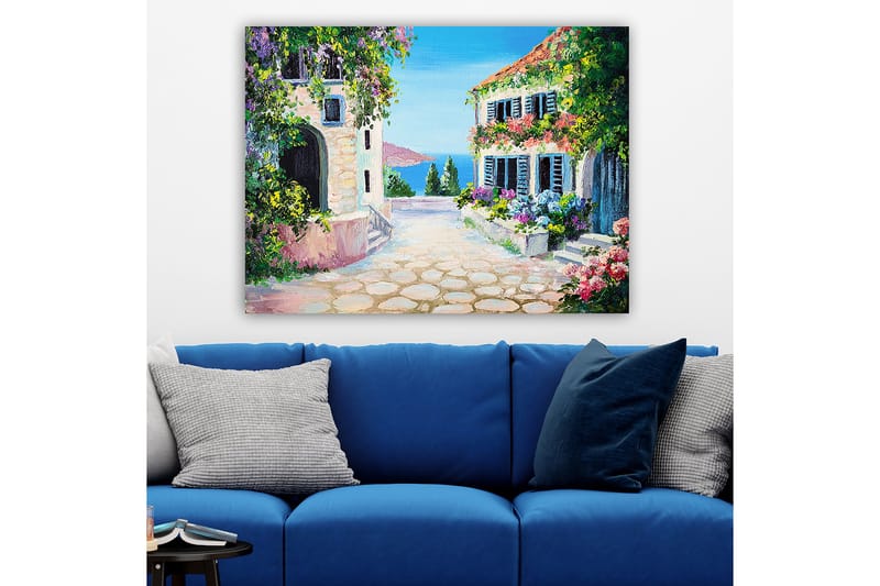Lerretsbilde 70x100 cm - Malerisk gate med blomsterhus og havutsikt - Grønn / Rosa / Blå - Interiør - Maleri & posters - Lerretsbilder
