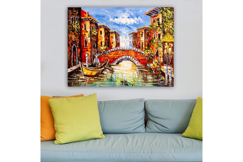 Lerretsbilde 70x100 cm - Malerisk kanal med fargerike bygninger og en båt som glir under en bro - Oransje / Blå / Grønn - Interiør - Maleri & posters - Lerretsbilder