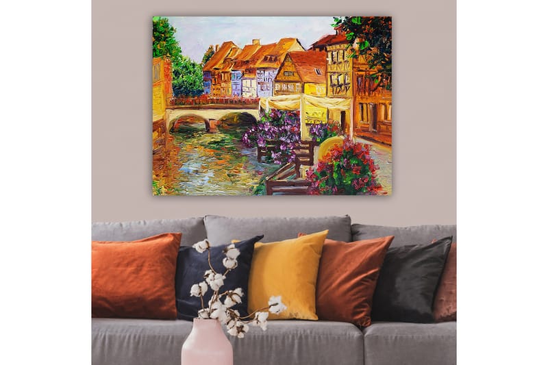 Lerretsbilde 70x100 cm - Malerisk kanal med fargerike hus og blomster som pryder kanten - Grønn / Lilla / Oransje - Interiør - Maleri & posters - Lerretsbilder
