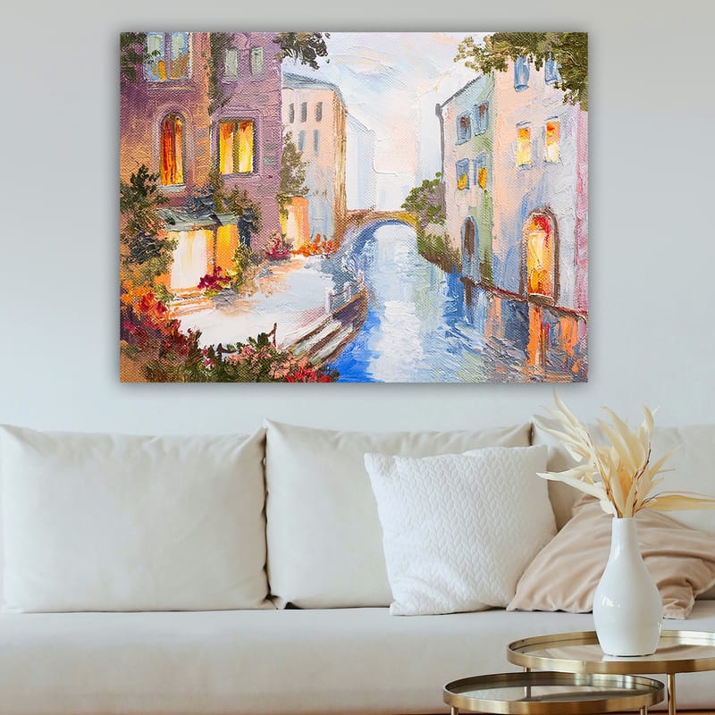 Lerretsbilde 70x100 cm - Malerisk kanal med fargerike hus og en bro som speiler seg i vannet - Lys blå / Lilla / Oransje - Interiør - Maleri & posters - Lerretsbilder