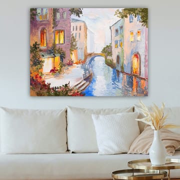 Lerretsbilde 70x100 cm - Malerisk kanal med fargerike hus og en bro som speiler seg i vannet - Lys blå / Lilla / Oransje - Interiør - Maleri & posters - Lerretsbilder