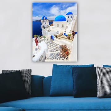 Lerretsbilde 70x100 cm - Malerisk utsikt over hvite hus med blå kupler og en asfaltert vei i en gresk øy-setting - Blå / Hvit - Interiør - Maleri & posters - Lerretsbilder