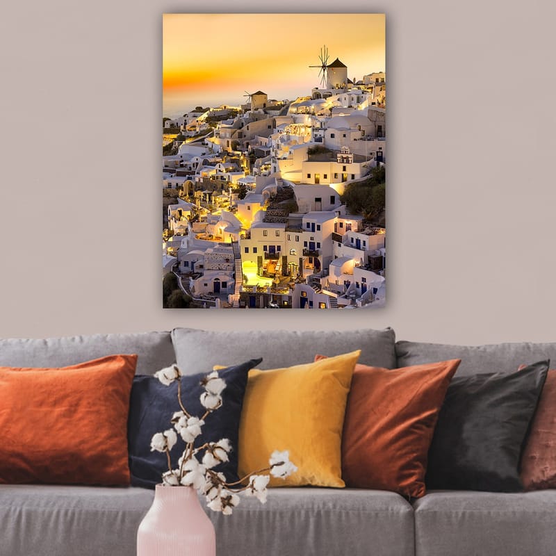 Lerretsbilde 70x100 cm - Malerisk utsikt over Santorini med hvite hus og en vindmølle i solnedgangens lys - Hvit / Gul / Oransje - Interiør - Maleri & posters - Lerretsbilder