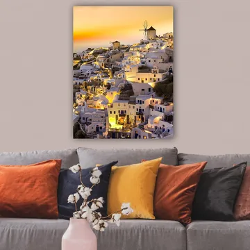 Lerretsbilde 70x100 cm - Malerisk utsikt over Santorini med hvite hus og en vindmølle i solnedgangens lys - Hvit / Gul / Oransje - Interiør - Maleri & posters - Lerretsbilder