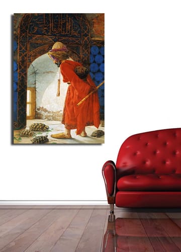 Lerretsbilde 70x100 cm - Mann i rød kappe står i en døråpning og ser på skilpadder på gulvet - Rød / Blå / Beige - Interiør - Maleri & posters - Lerretsbilder