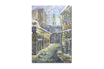 Lerretsbilde 70x100 cm - Melkeveien omgitt av gamle bygninger med snø på takene - Gul / Blå / Hvit - Interiør - Maleri & posters - Lerretsbilder