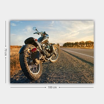 Lerretsbilde 70x100 cm - Motorsykkel står på en grusvei i solnedgangens lys - Svart / Oransje / Grå - Interiør - Maleri & posters - Lerretsbilder
