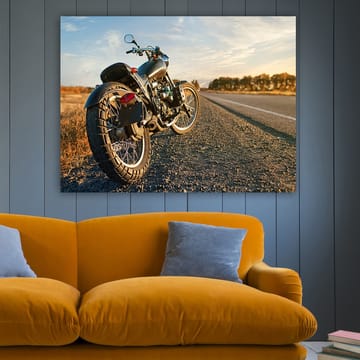 Lerretsbilde 70x100 cm - Motorsykkel står på en grusvei i solnedgangens lys - Svart / Oransje / Grå - Interiør - Maleri & posters - Lerretsbilder