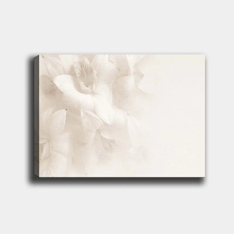 Lerretsbilde 70x100 cm - Myke blomster i subtile hvite nyanser, Hvit / Lys beige