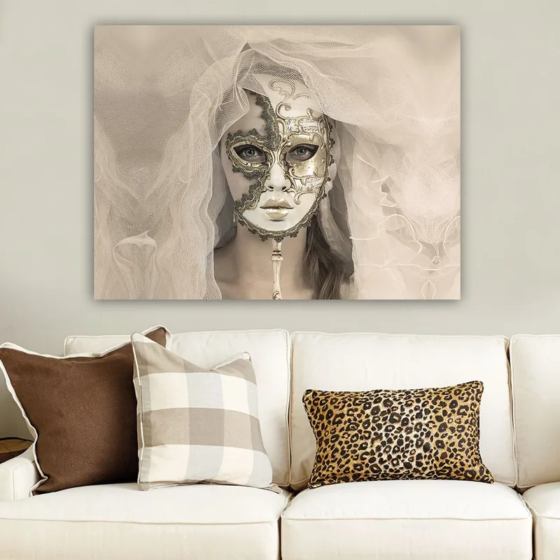 Lerretsbilde 70x100 cm - Mystisk kvinne med detaljert maske og slør som skaper en drømmeaktig atmosfære - Hvit / Gull / Svart - Interiør - Maleri & posters - Lerretsbilder