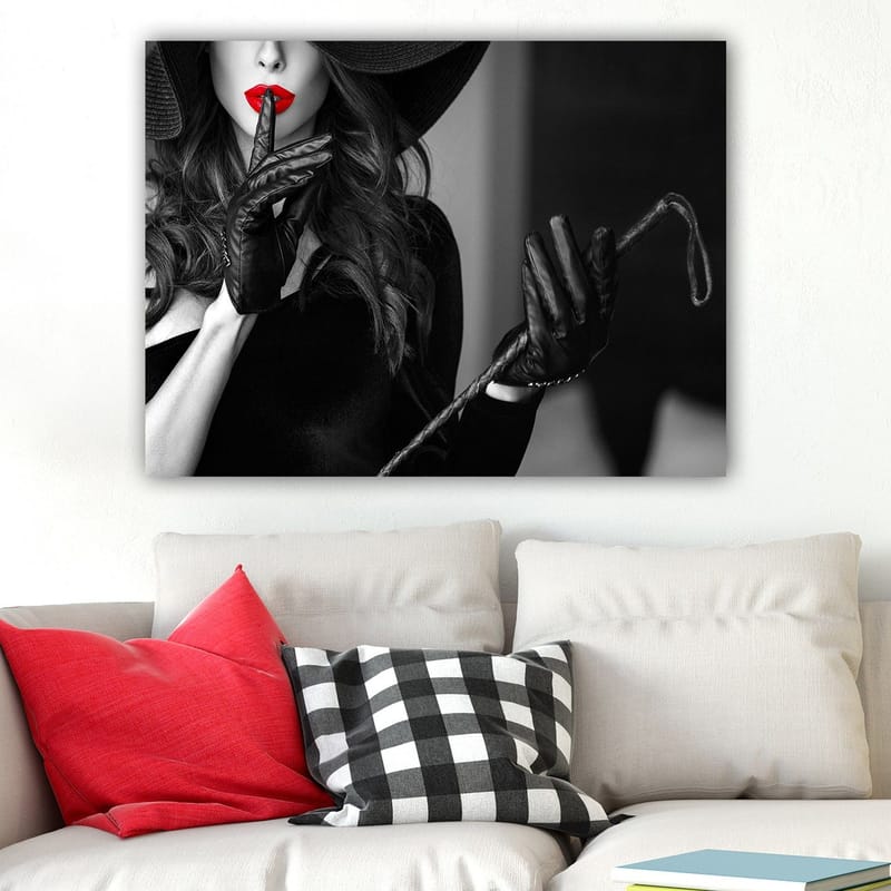 Lerretsbilde 70x100 cm - Mystisk kvinne med rød leppestift som holder en finger mot leppene i en suggestiv positur - Rød / Svart - Interiør - Maleri & posters - Lerretsbilder