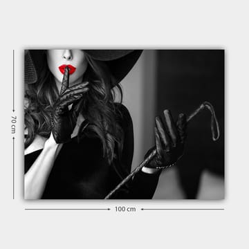 Lerretsbilde 70x100 cm - Mystisk kvinne med rød leppestift som holder en finger mot leppene i en suggestiv positur - Rød / Svart - Interiør - Maleri & posters - Lerretsbilder