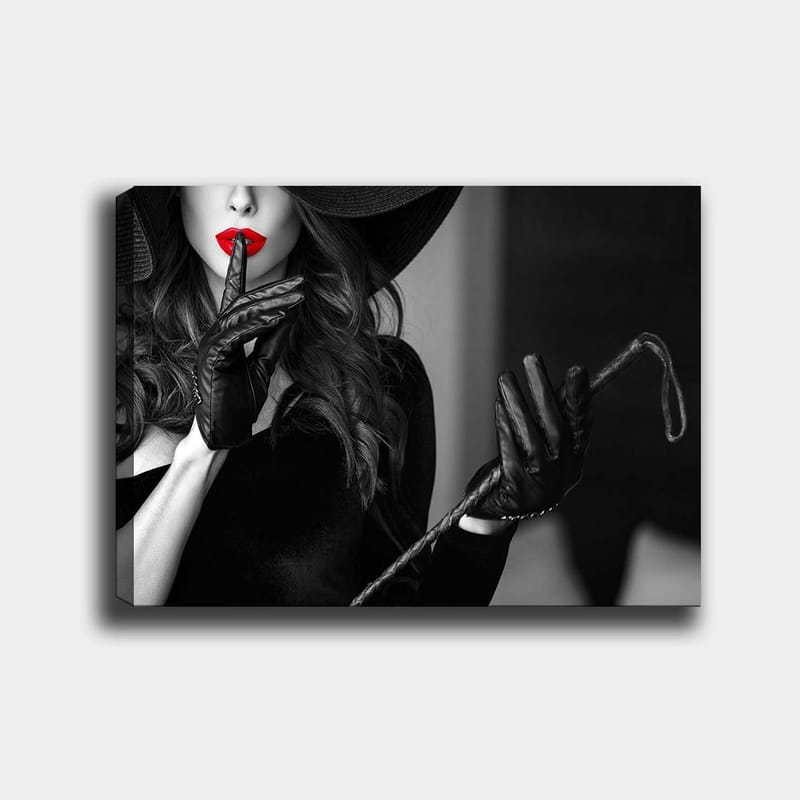 Lerretsbilde 70x100 cm - Mystisk kvinne med rød leppestift som holder en finger mot leppene i en suggestiv positur, Rød / Svart