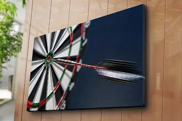 Lerretsbilde 70x100 cm - Nærbilde av en dartskive med en pil som treffer midtpunktet - Grønn / Rød / Svart - Interiør - Maleri & posters - Lerretsbilder