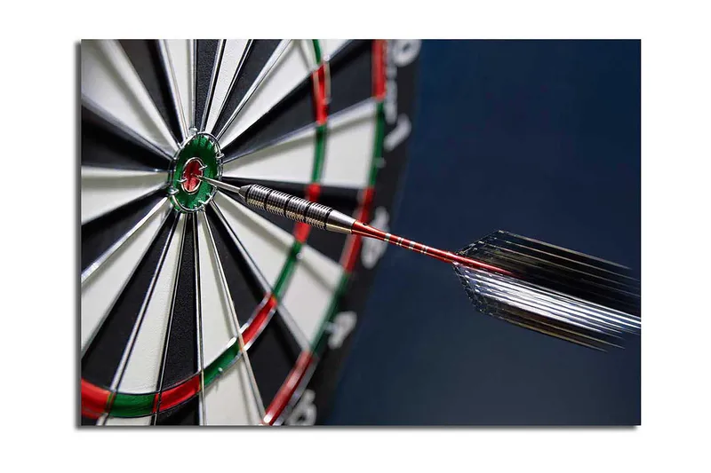 Lerretsbilde 70x100 cm - Nærbilde av en dartskive med en pil som treffer midtpunktet, Grønn / Rød / Svart