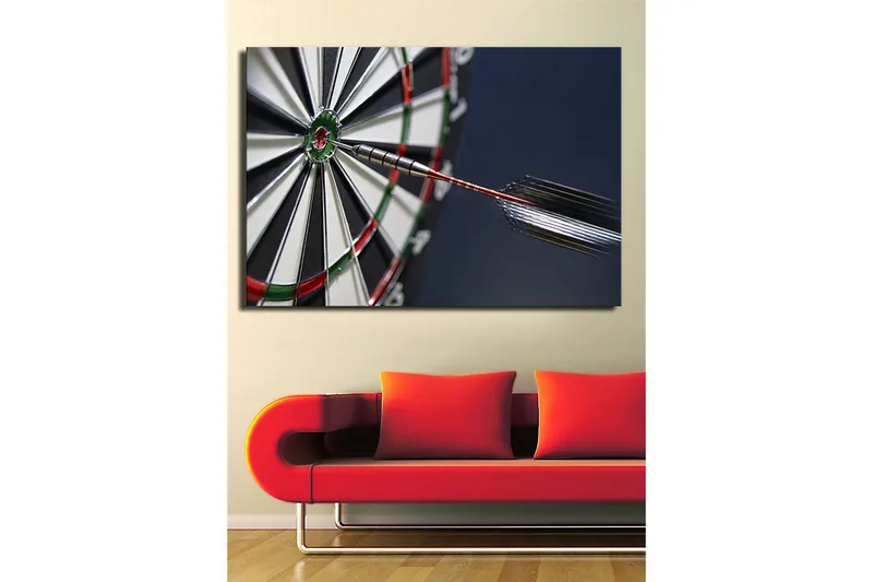 Lerretsbilde 70x100 cm - Nærbilde av en dartskive med en pil som treffer midtpunktet - Grønn / Rød / Svart - Interiør - Maleri & posters - Lerretsbilder