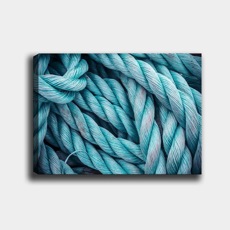 Lerretsbilde 70x100 cm - Nærbilde av sammenflettede tau som skaper en dynamisk og teksturert komposisjon - Turkis / Lys blå - Interiør - Maleri & posters - Lerretsbilder