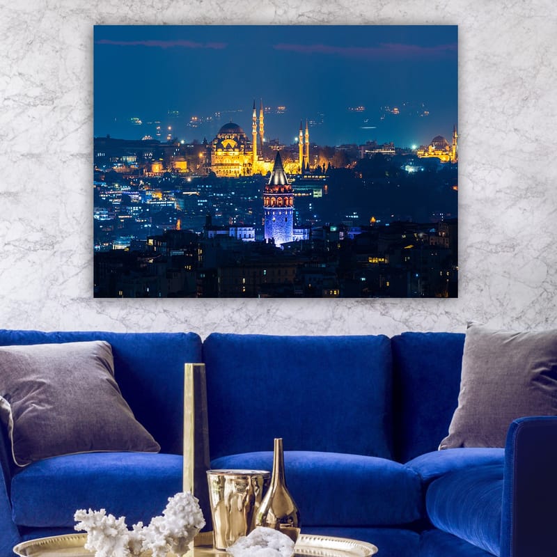 Lerretsbilde 70x100 cm - Nattutsikt over Istanbul med fremtredende historiske bygninger og lys som lyser opp byen - Mørk blå / Gull / Lilla - Interiør - Maleri & posters - Lerretsbilder