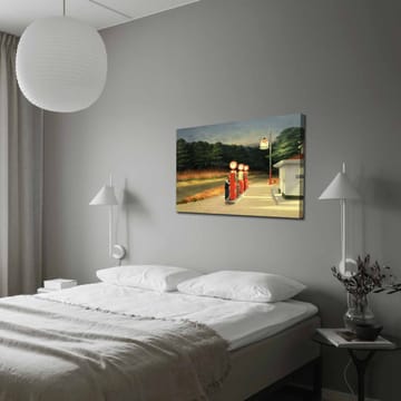 Lerretsbilde 70x100 cm - Nostalgisk bensinstasjon med vintagepumper i naturskjønne omgivelser - Rød / Grønn / Blå - Interiør - Maleri & posters - Lerretsbilder